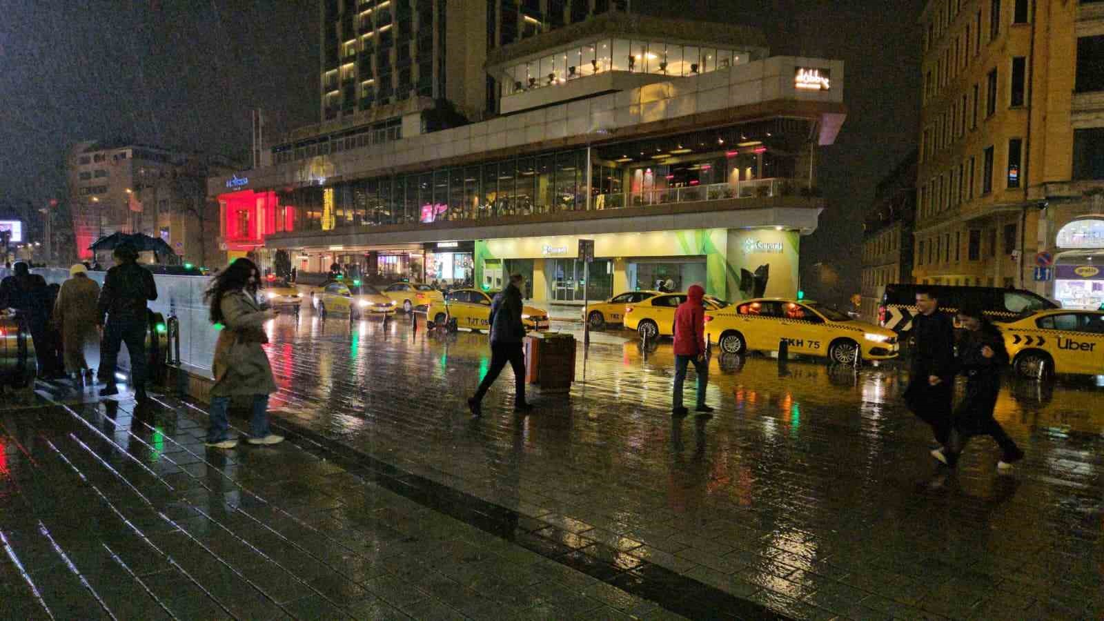 İstanbul’da sağanak yağış etkili oluyor
