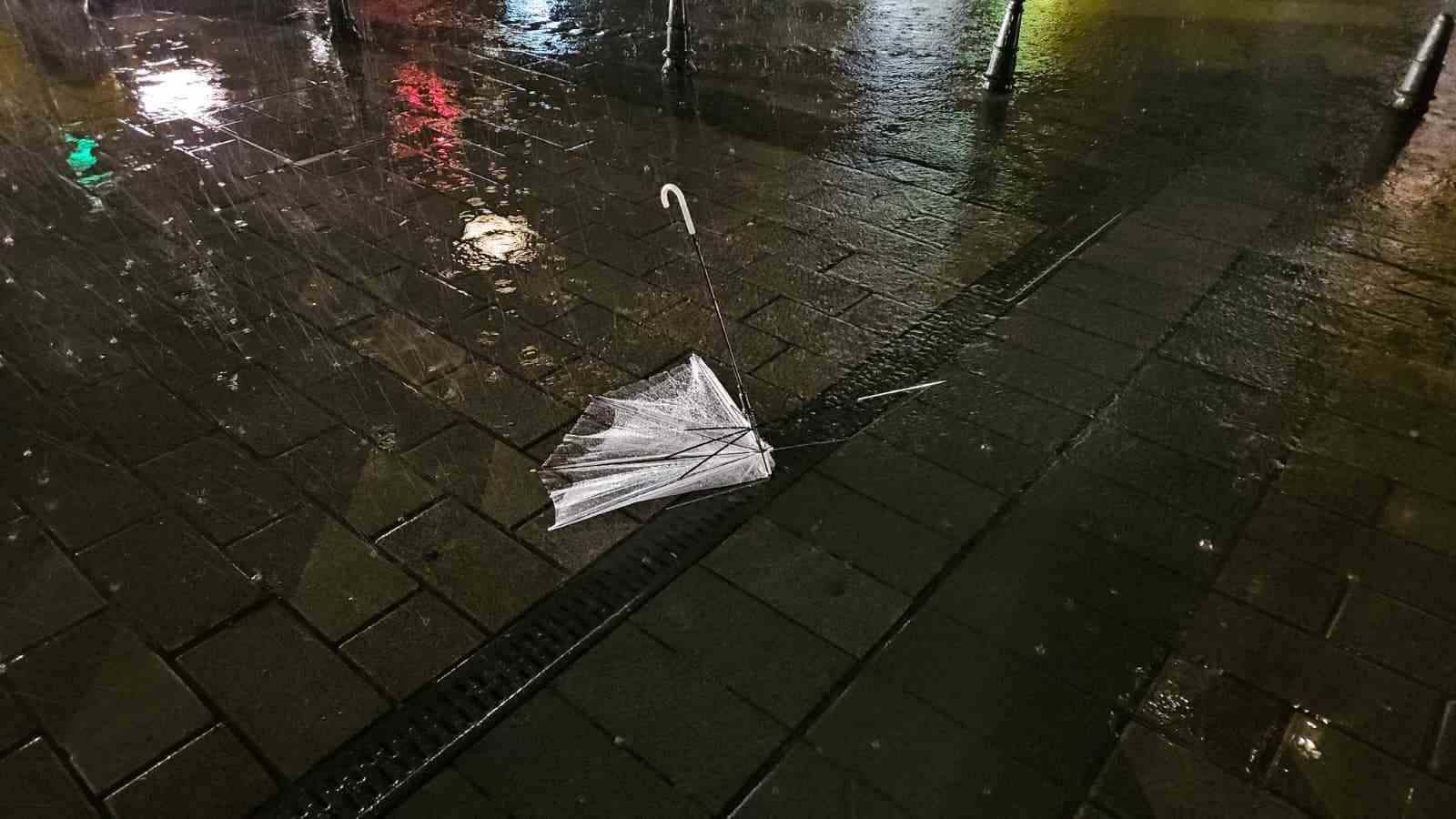 İstanbul’da sağanak yağış etkili oluyor
