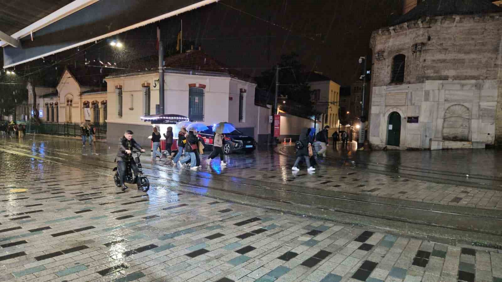 İstanbul’da sağanak yağış etkili oluyor
