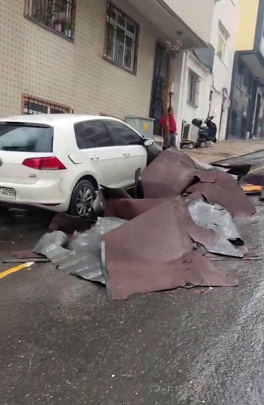 İstanbul’da şiddetli lodos ve yağış etkili oluyor: Çatılar uçtu, araçlar zarar gördü
