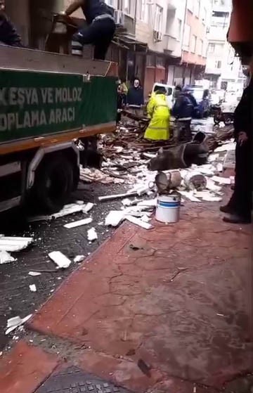 İstanbul’da şiddetli lodos ve yağış etkili oluyor: Çatılar uçtu, araçlar zarar gördü
