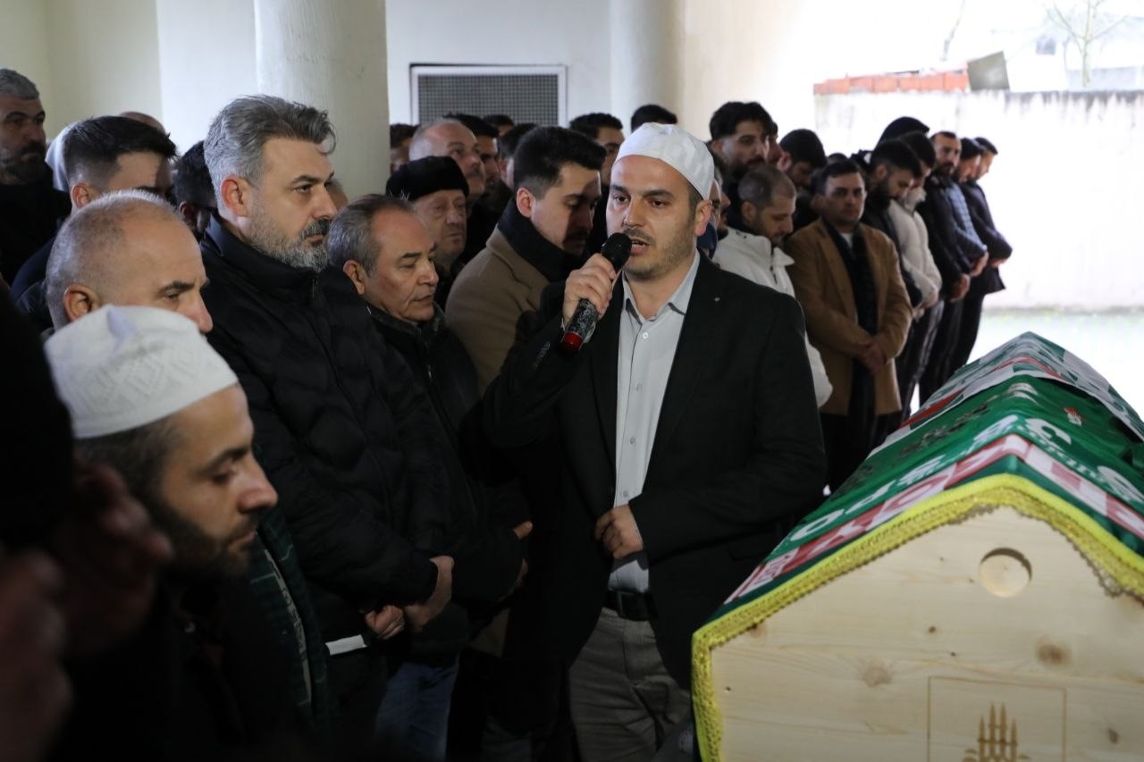 İstanbul’da silahlı saldırıda ölen genç futbolcu son yolculuğuna uğurlandı
