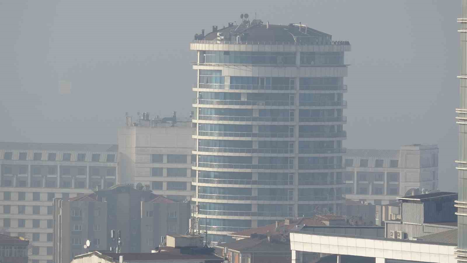 İstanbul’da sis etkisini göstermeye devam ediyor
