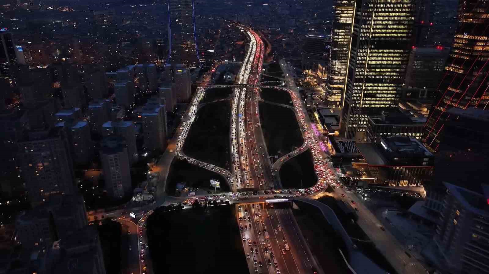 İstanbul’da trafik yoğunluğu yüzde 80’e ulaştı
