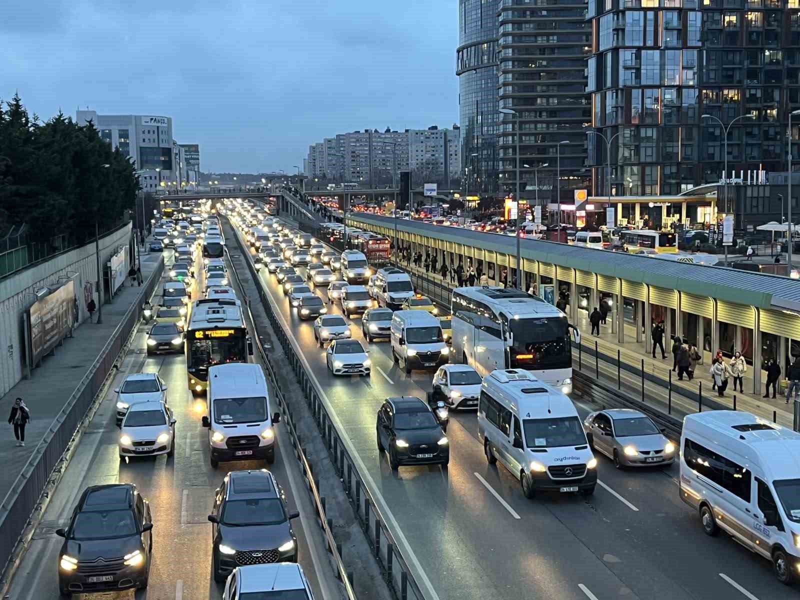 İstanbul’da trafik yoğunluğu yüzde 80’e ulaştı
