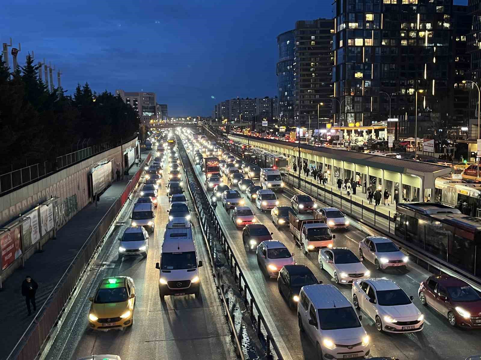 İstanbul’da trafik yoğunluğu yüzde 83’e ulaştı
