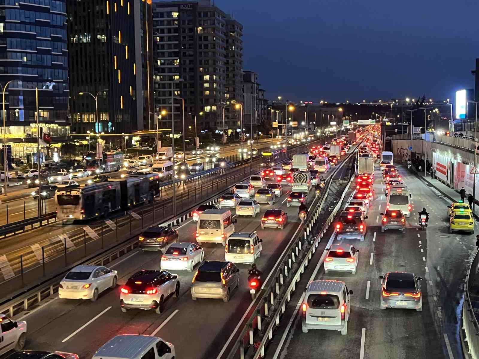 İstanbul’da trafik yoğunluğu yüzde 83’e ulaştı
