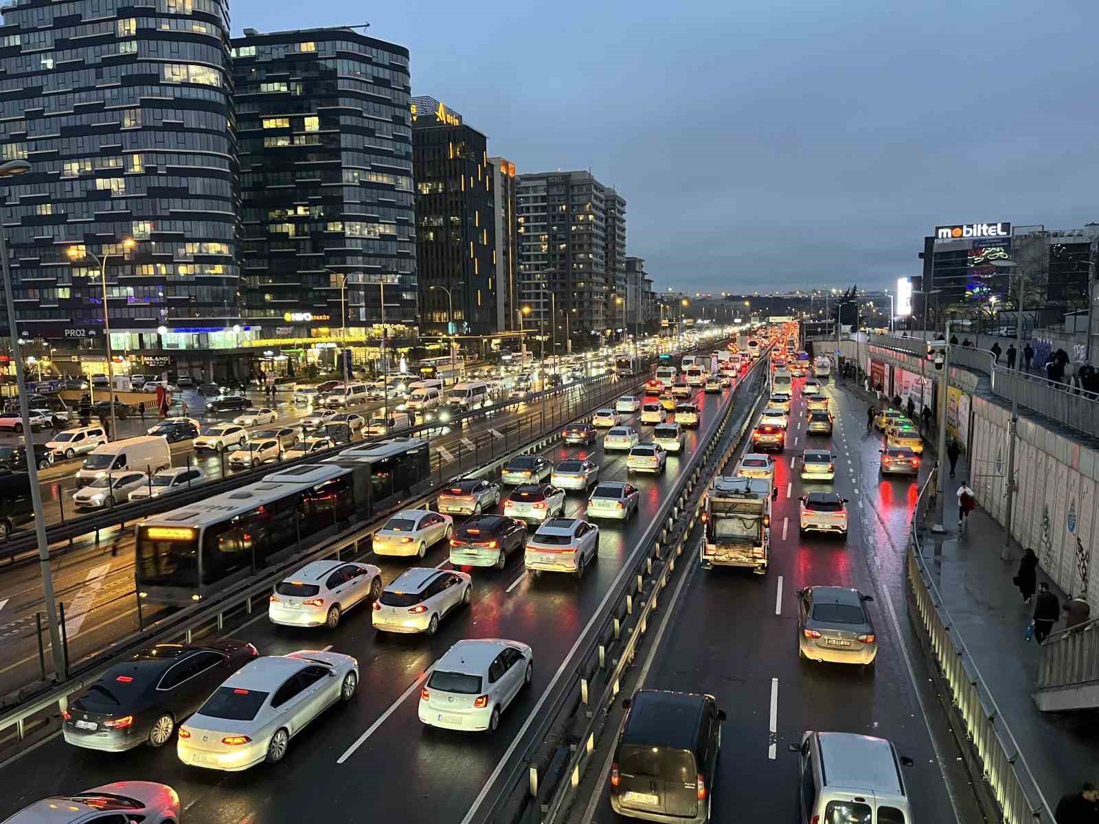 İstanbul’da trafik yoğunluğu yüzde 87’e ulaştı
