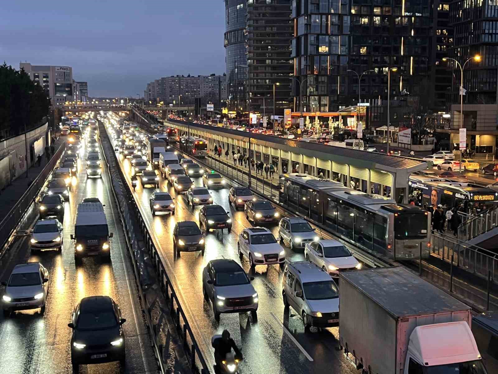 İstanbul’da trafik yoğunluğu yüzde 87’e ulaştı
