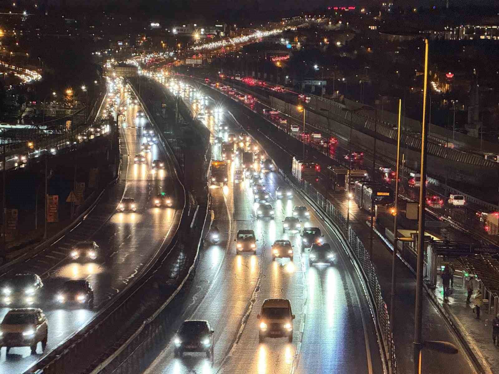 İstanbul’da trafik yoğunluğu yüzde 90’a ulaştı
