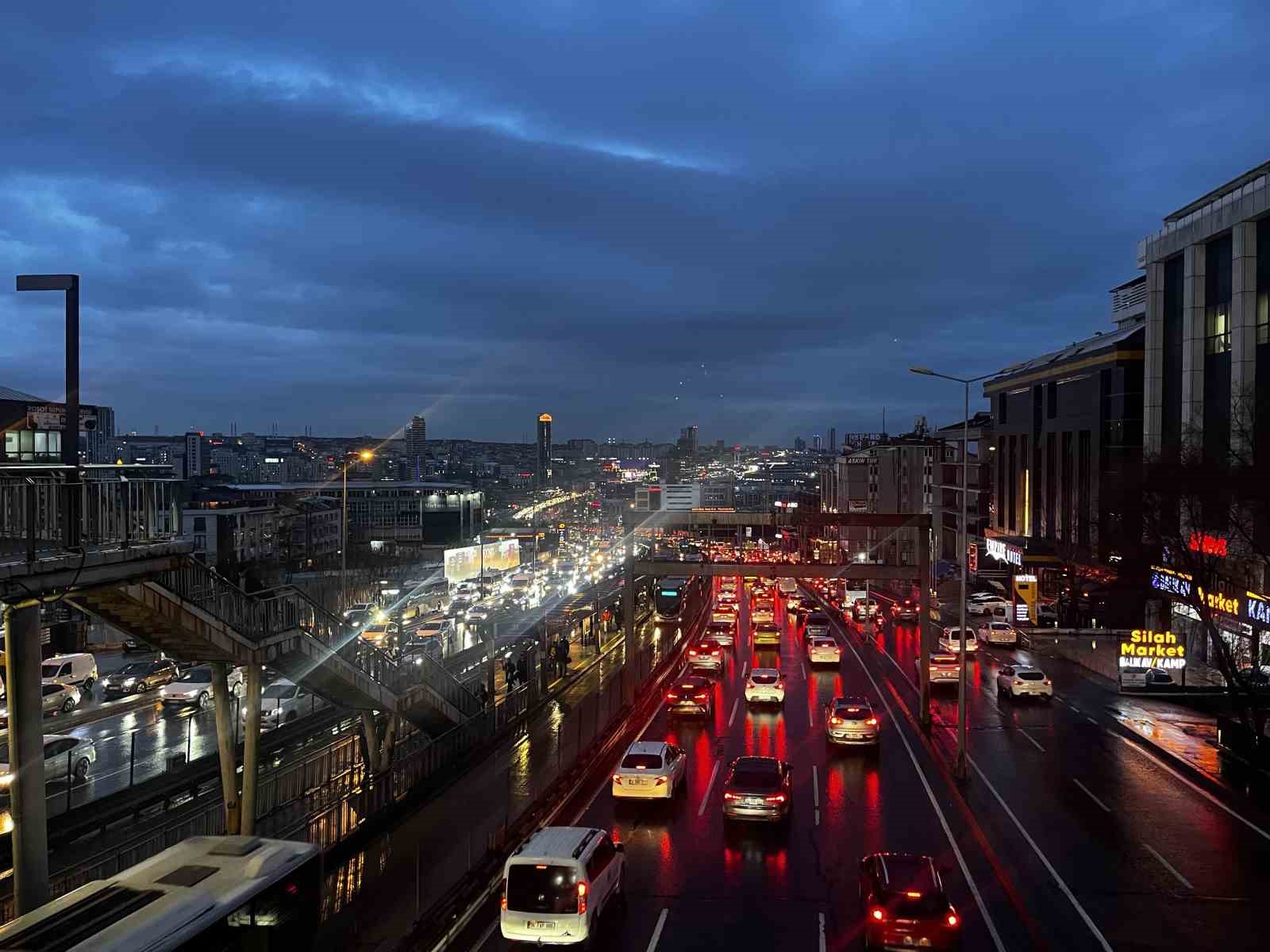 İstanbul’da trafik yoğunluğu yüzde 90’a ulaştı
