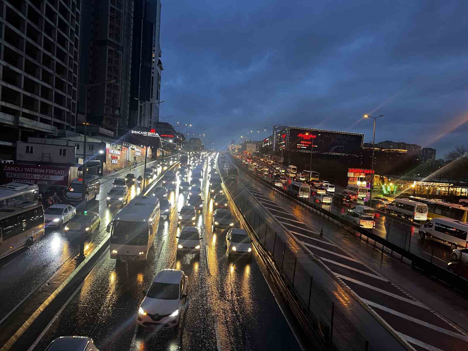 İstanbul’da trafik yoğunluğu yüzde 90’a ulaştı
