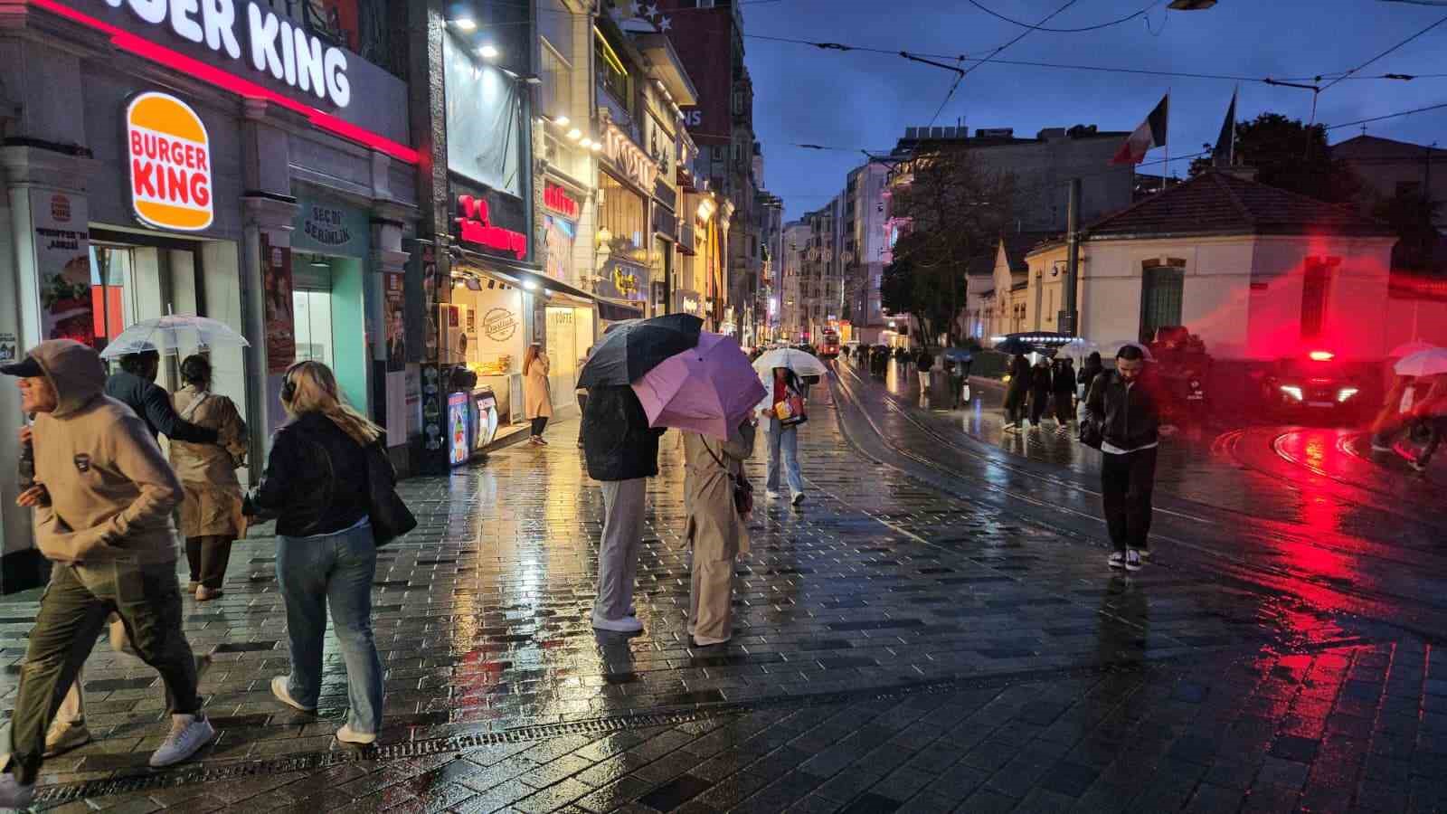 İstanbul’da uyarıların ardından sağanak yağış başladı
