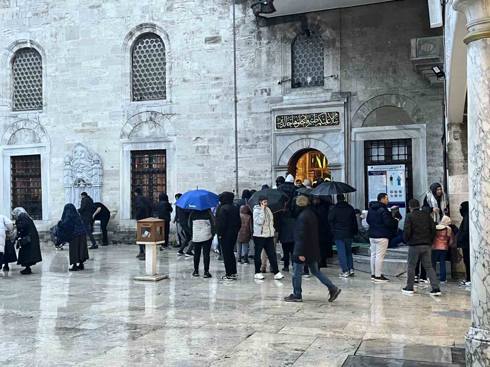 İstanbul’da vatandaşlar bayram namazı için Eyüpsultan Camii’ne akın etti
