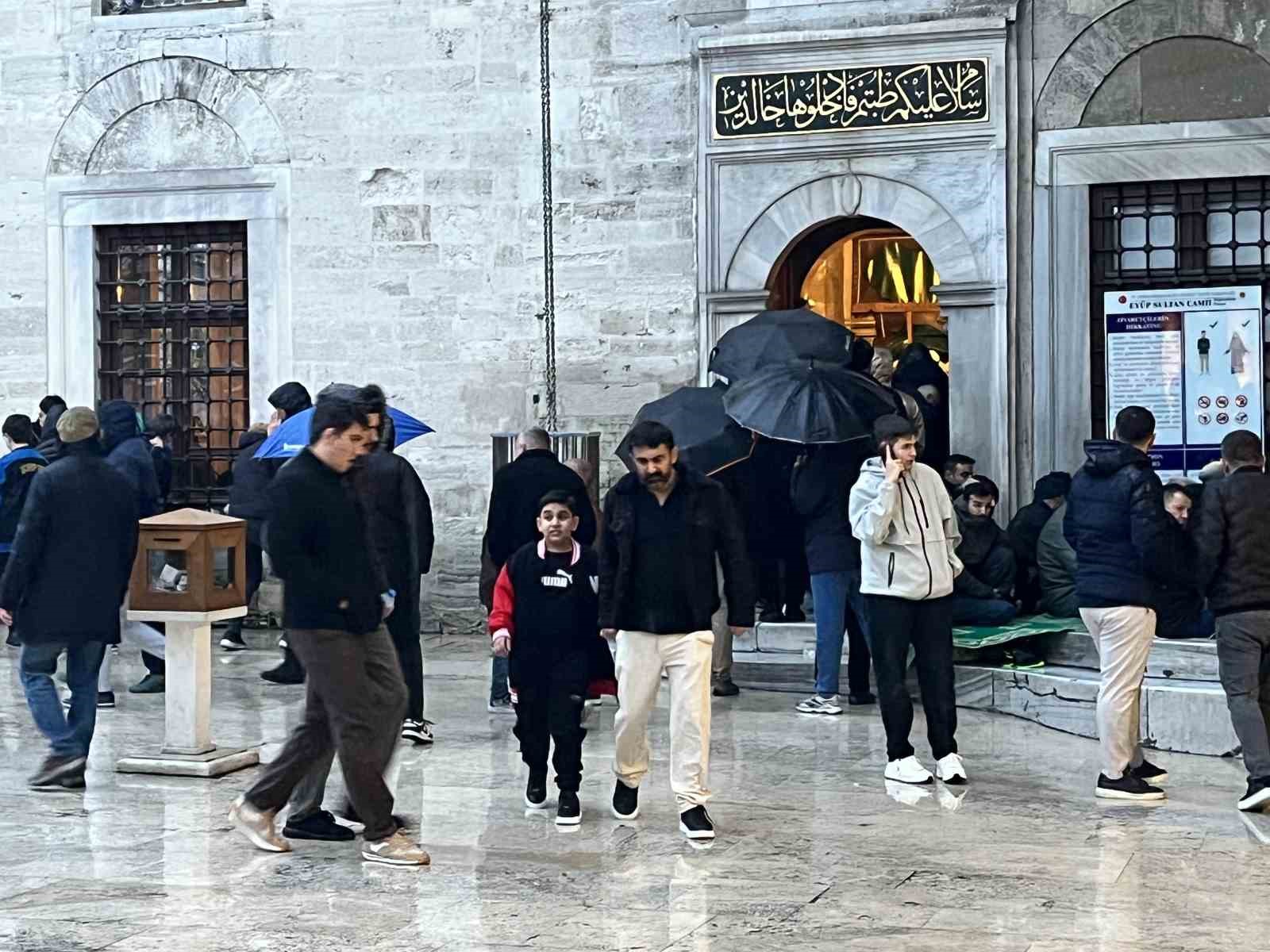 İstanbul’da vatandaşlar bayram namazı için Eyüpsultan Camii’ne akın etti
