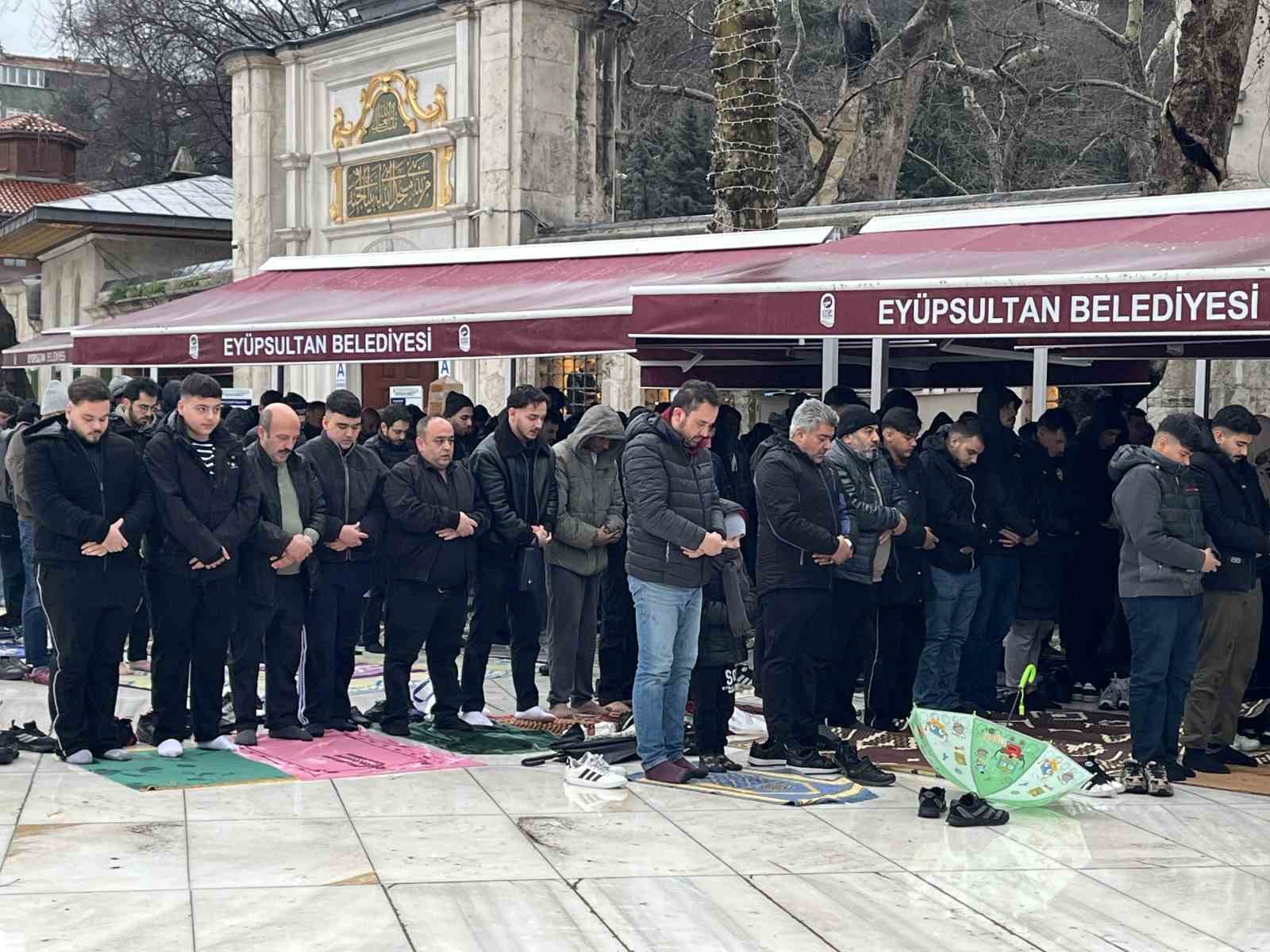 İstanbul’da vatandaşlar bayram namazı için Eyüpsultan Camii’ne akın etti
