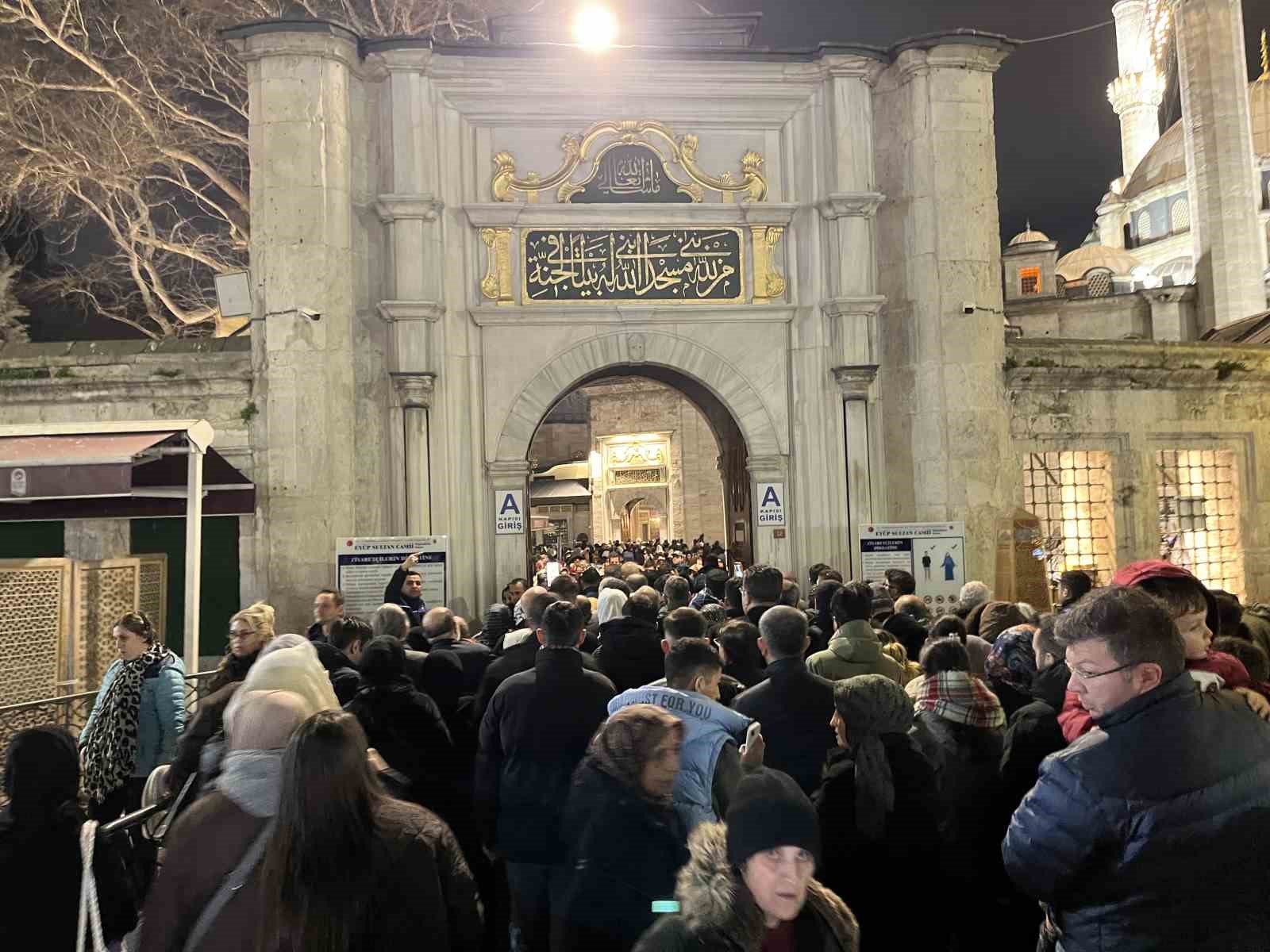 İstanbul’da vatandaşlar Kadir Gecesi’nde Eyüpsultan Camii’ne akın etti
