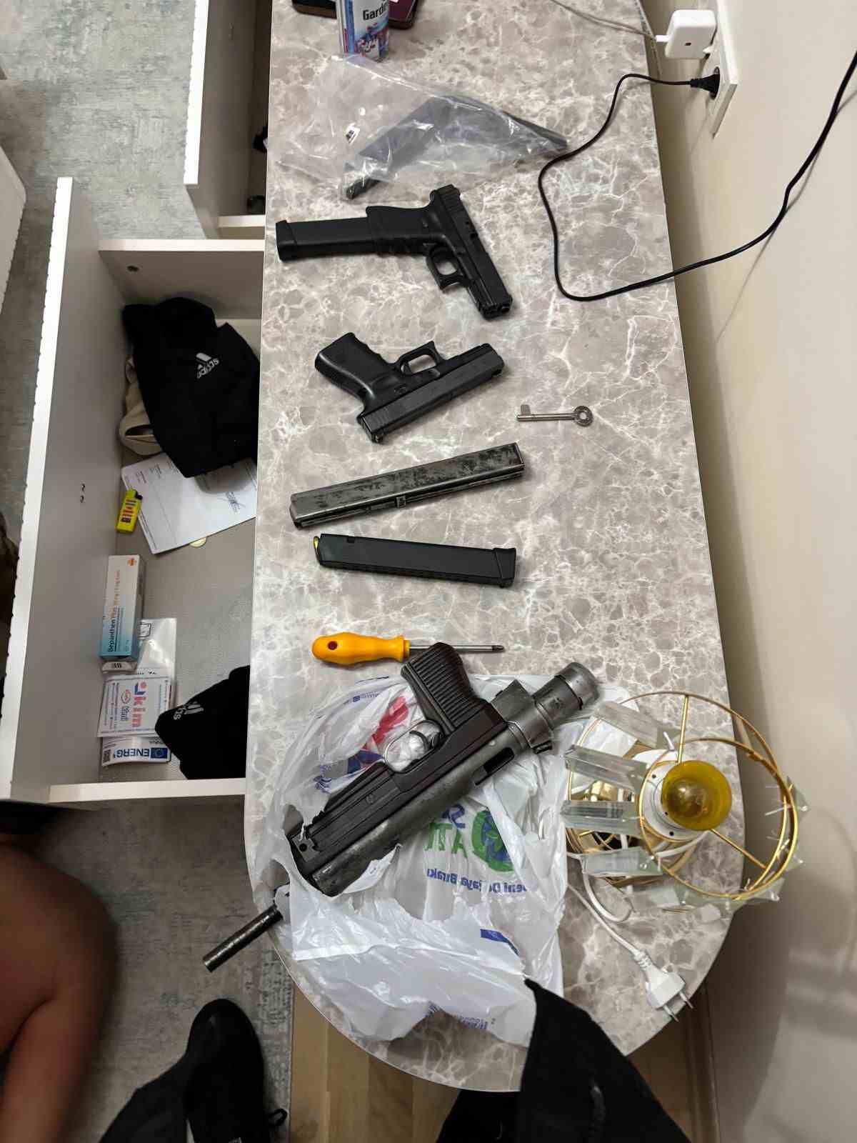 İstanbul’da yeni nesil suç çetelerine operasyon: 18 tutuklama
İstanbul’da yeni nesil suç çetelerine operasyon: 18 tutuklama