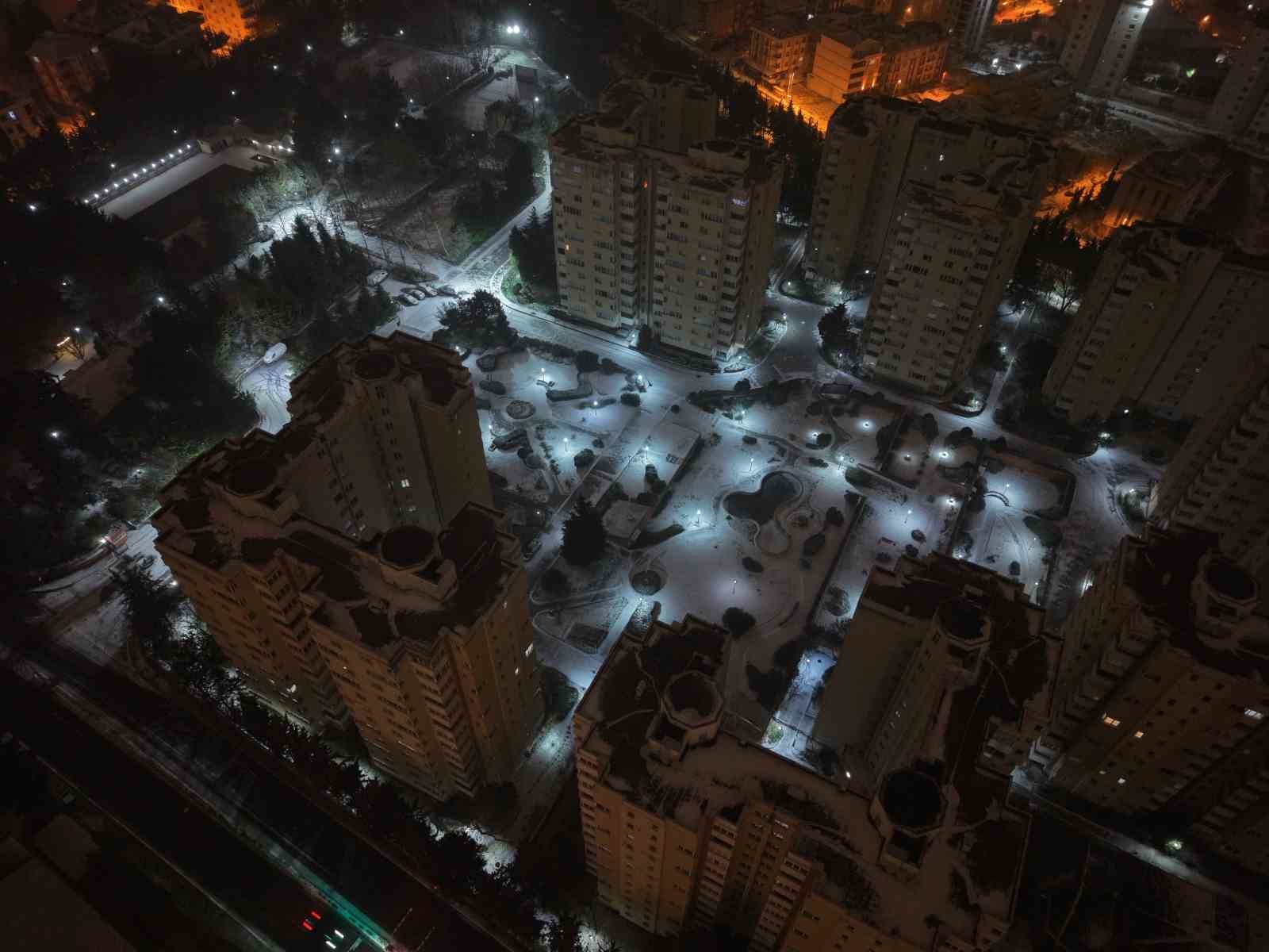 İstanbul’da yoğun kar yağışı böyle görüntülendi
