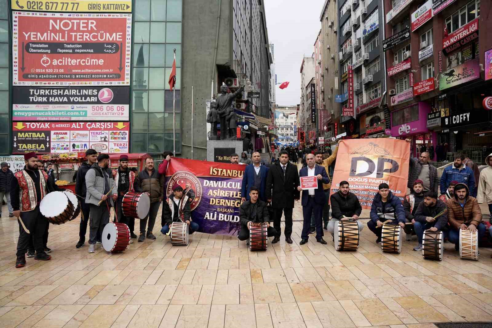 İstanbul’daki davulcular Şirinevler Meydanı’nda sessiz eylem yaptı
İstanbul’daki davulcular Şirinevler Meydanı’nda sessiz eylem yaptı