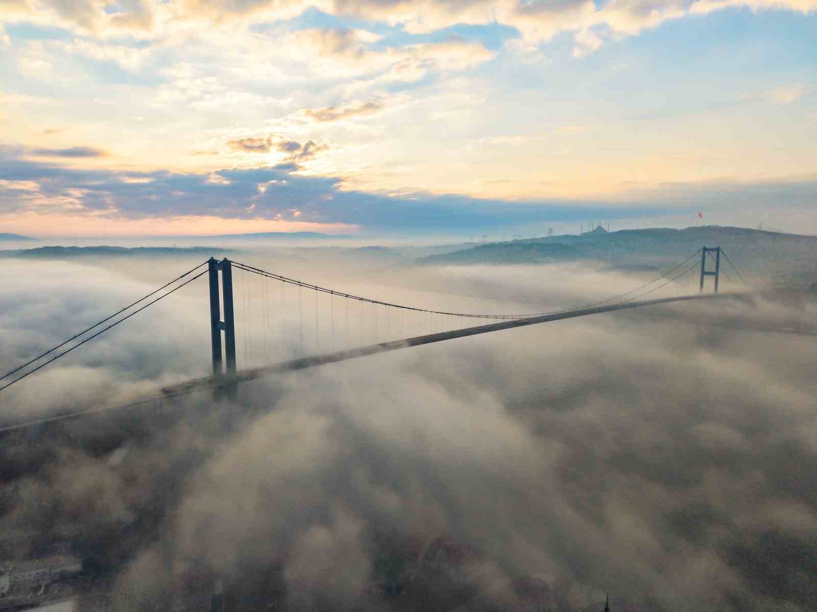 İstanbul’daki yoğun sis Boğaz’da görsel şölen oluşturdu
