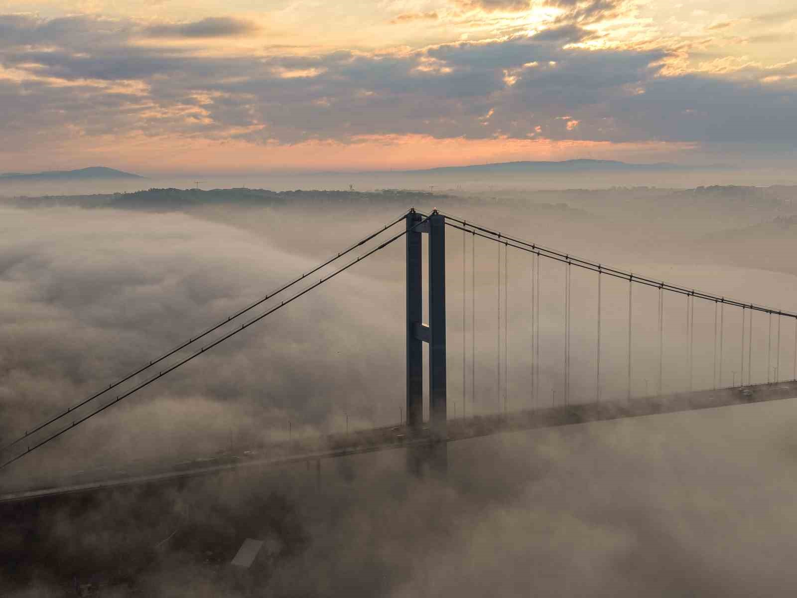 İstanbul’daki yoğun sis Boğaz’da görsel şölen oluşturdu
