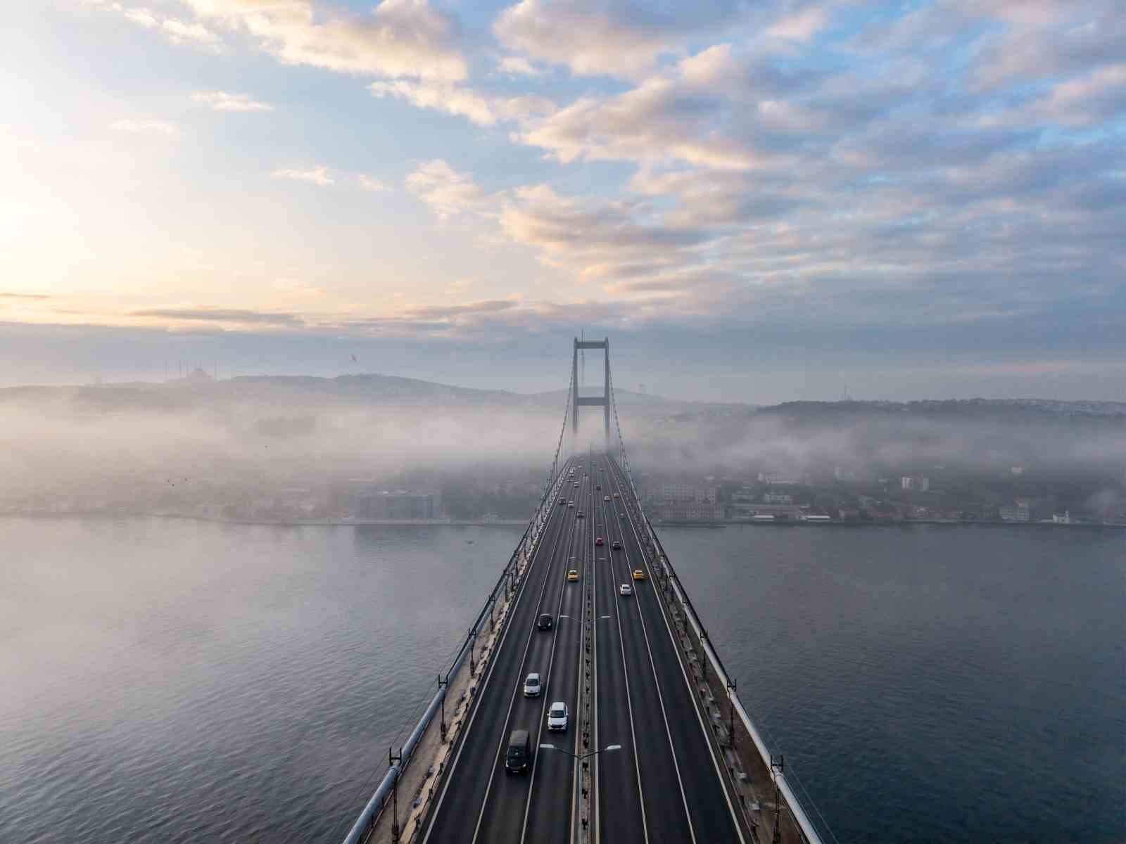 İstanbul’daki yoğun sis Boğaz’da görsel şölen oluşturdu
