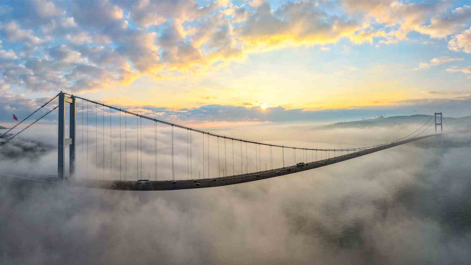 İstanbul’daki yoğun sis Boğaz’da görsel şölen oluşturdu
