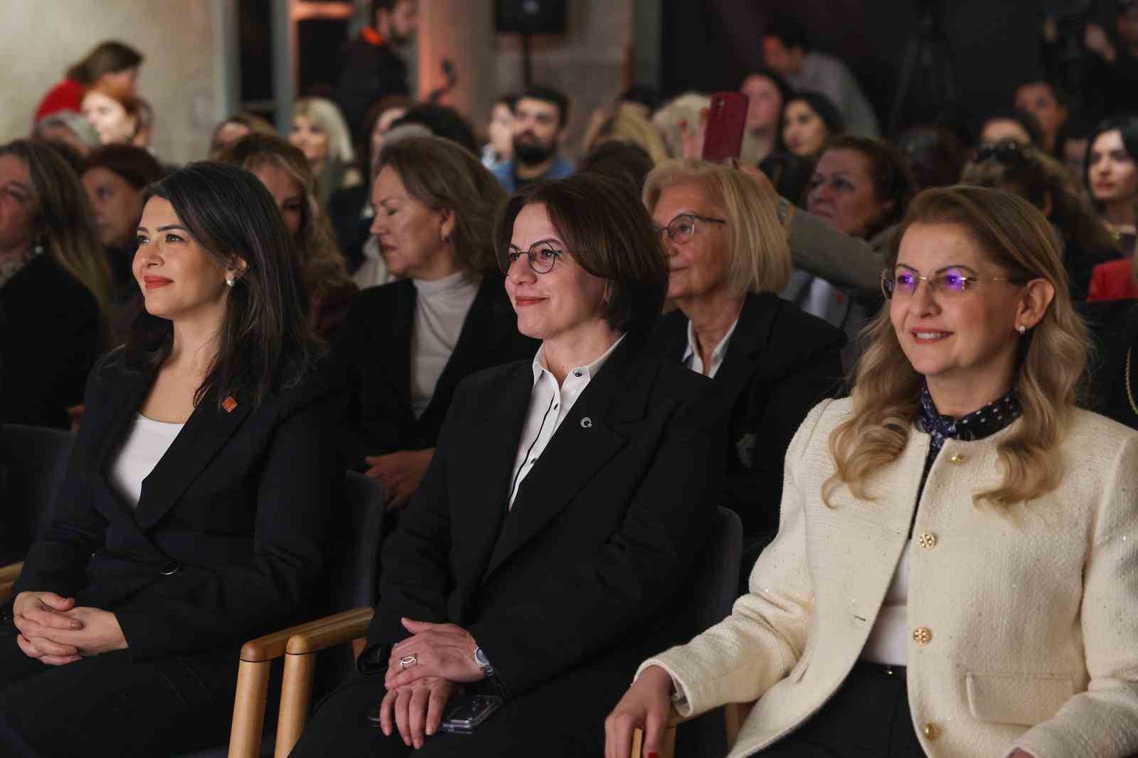 İstanbul’dan 8 Mart’ta güçlü eşitlik mesajı
İstanbul’dan 8 Mart’ta güçlü eşitlik mesajı