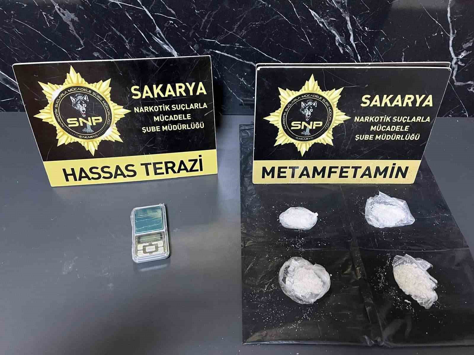 İstanbul’dan Sakarya’ya zehir taşıyan iki şahıs tutuklandı
