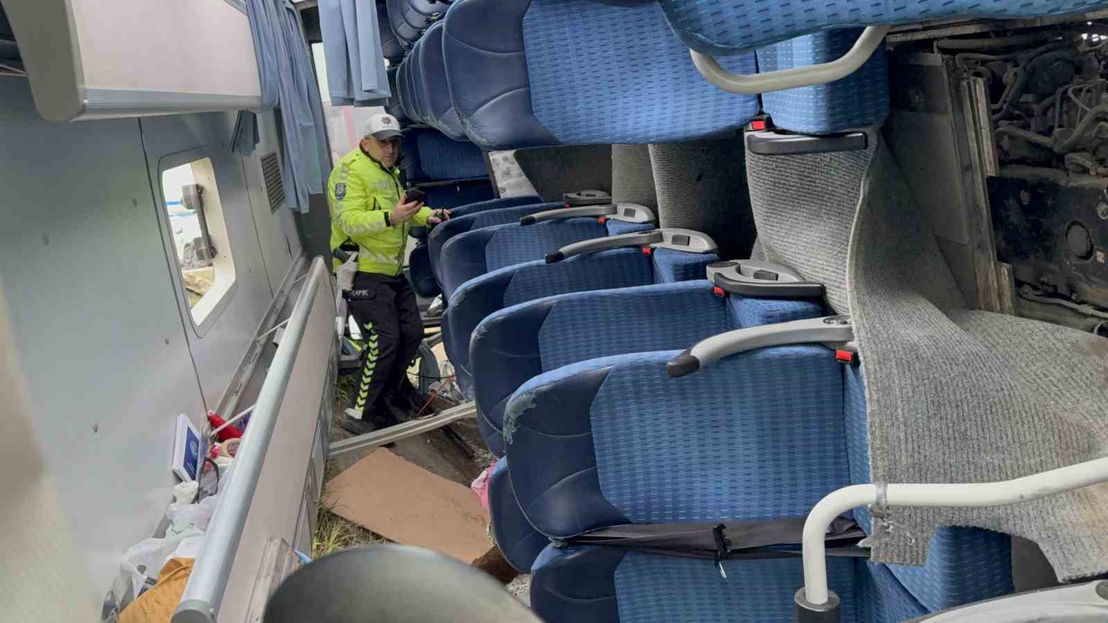 İstanbul’dan yarışmadan dönen öğrencileri taşıyan midibüs şarampole devrildi: 9’u öğrenci 15 yaralı
