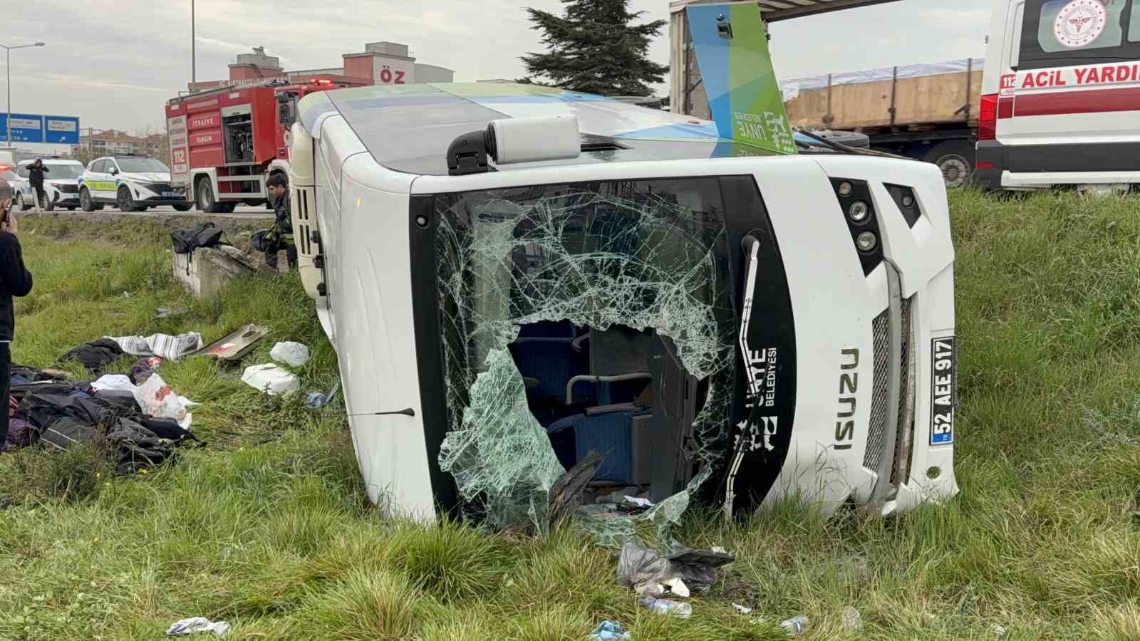 İstanbul’dan yarışmadan dönen öğrencileri taşıyan midibüs şarampole devrildi: 9’u öğrenci 15 yaralı

