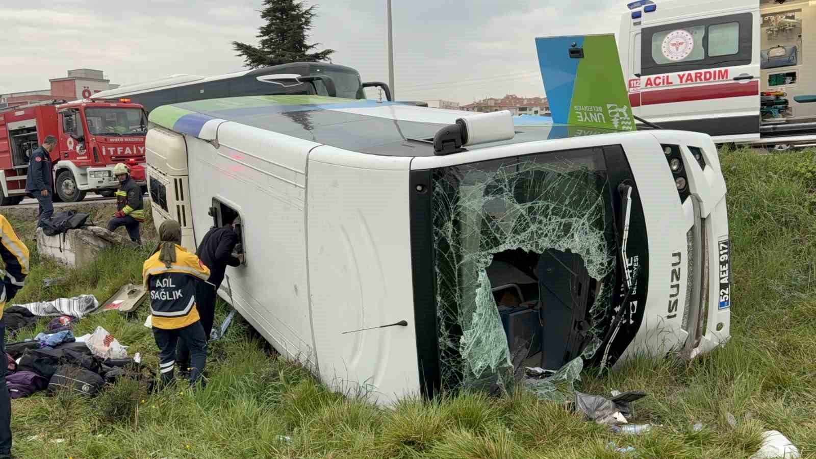 İstanbul’dan yarışmadan dönen öğrencileri taşıyan midibüs şarampole devrildi: 9’u öğrenci 15 yaralı
