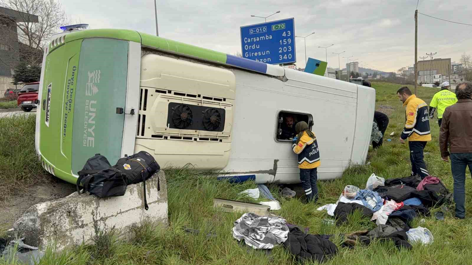 İstanbul’dan yarışmadan dönen öğrencileri taşıyan midibüs şarampole devrildi: 9’u öğrenci 15 yaralı
