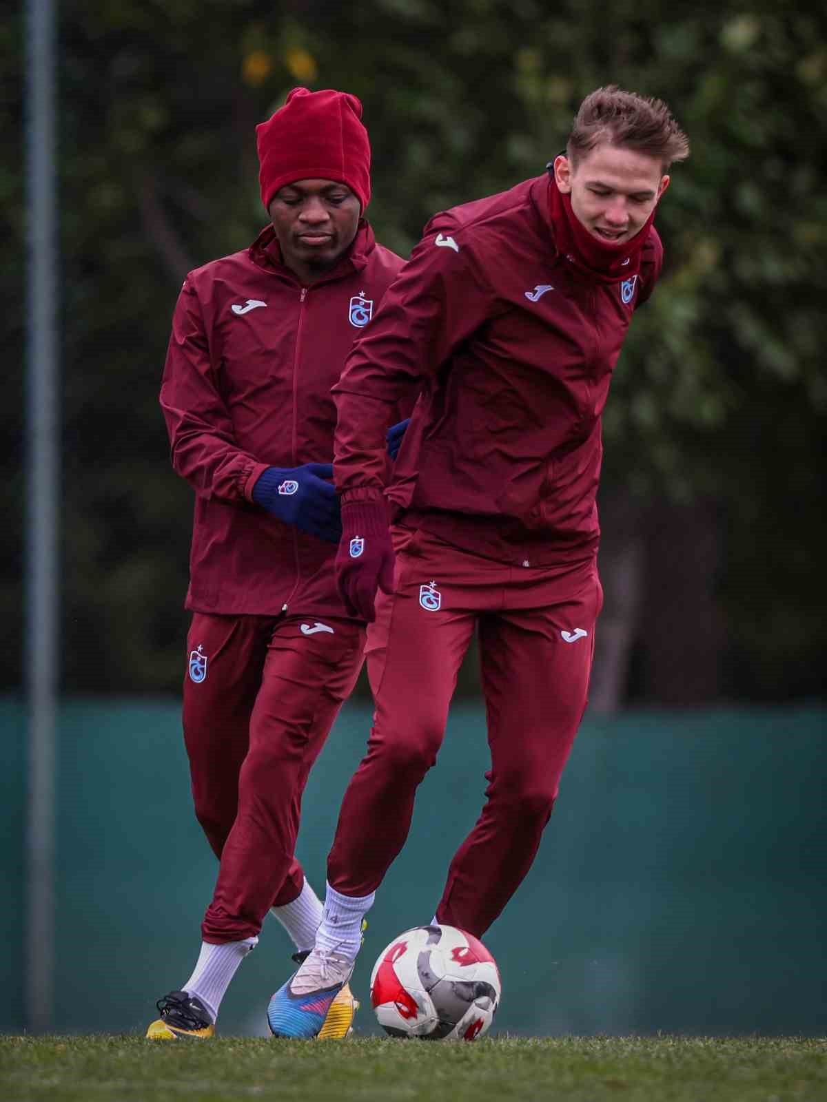 İstanbulspor maçı hazırlıklarını tamamlayan Trabzonspor İstanbul’a gitti
