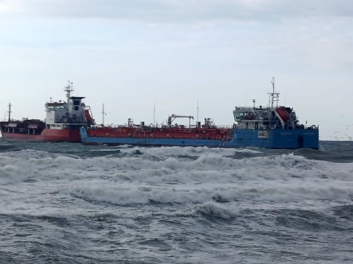 İstanbul’un Florya açıklarında Azerbaycan ve Türk bandrallı iki tankerden acil durum çağrısı geldi. Olay yerine kurtarma ekiplerinin sevk edildiği öğrenildi.
