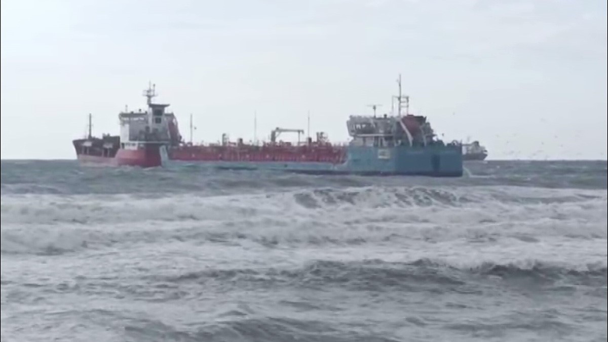 İstanbul’un Florya açıklarında Azerbaycan ve Türk bandrallı iki tankerden acil durum çağrısı geldi. Olay yerine kurtarma ekiplerinin sevk edildiği öğrenildi.
