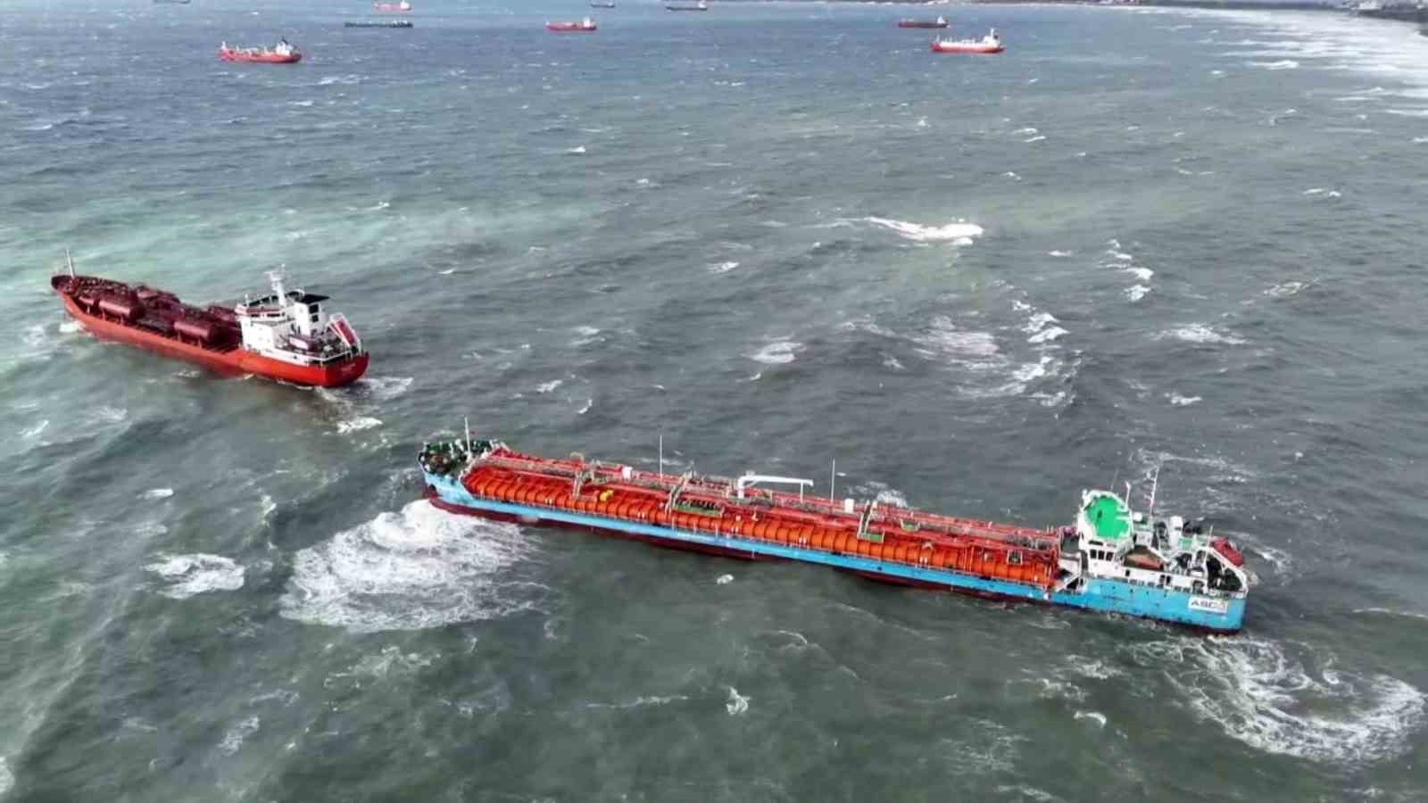 İstanbul’un Florya açıklarında Azerbaycan ve Türk bandrallı iki tankerden acil durum çağrısı geldi. Olay yerine kurtarma ekiplerinin sevk edildiği öğrenildi.
