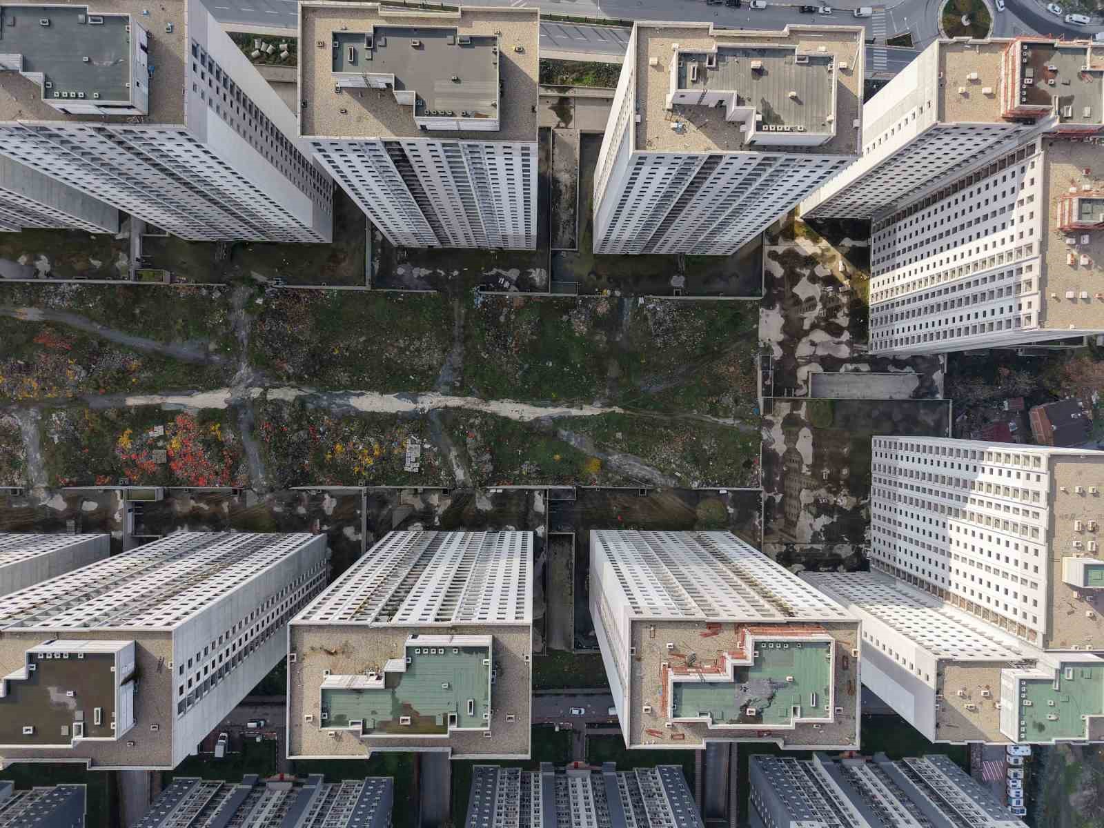 İstanbul’un gökdelen mezarlıkları Esenyurt’ta havadan görüntülendi
İstanbul’un gökdelen mezarlıkları Esenyurt’ta havadan görüntülendi