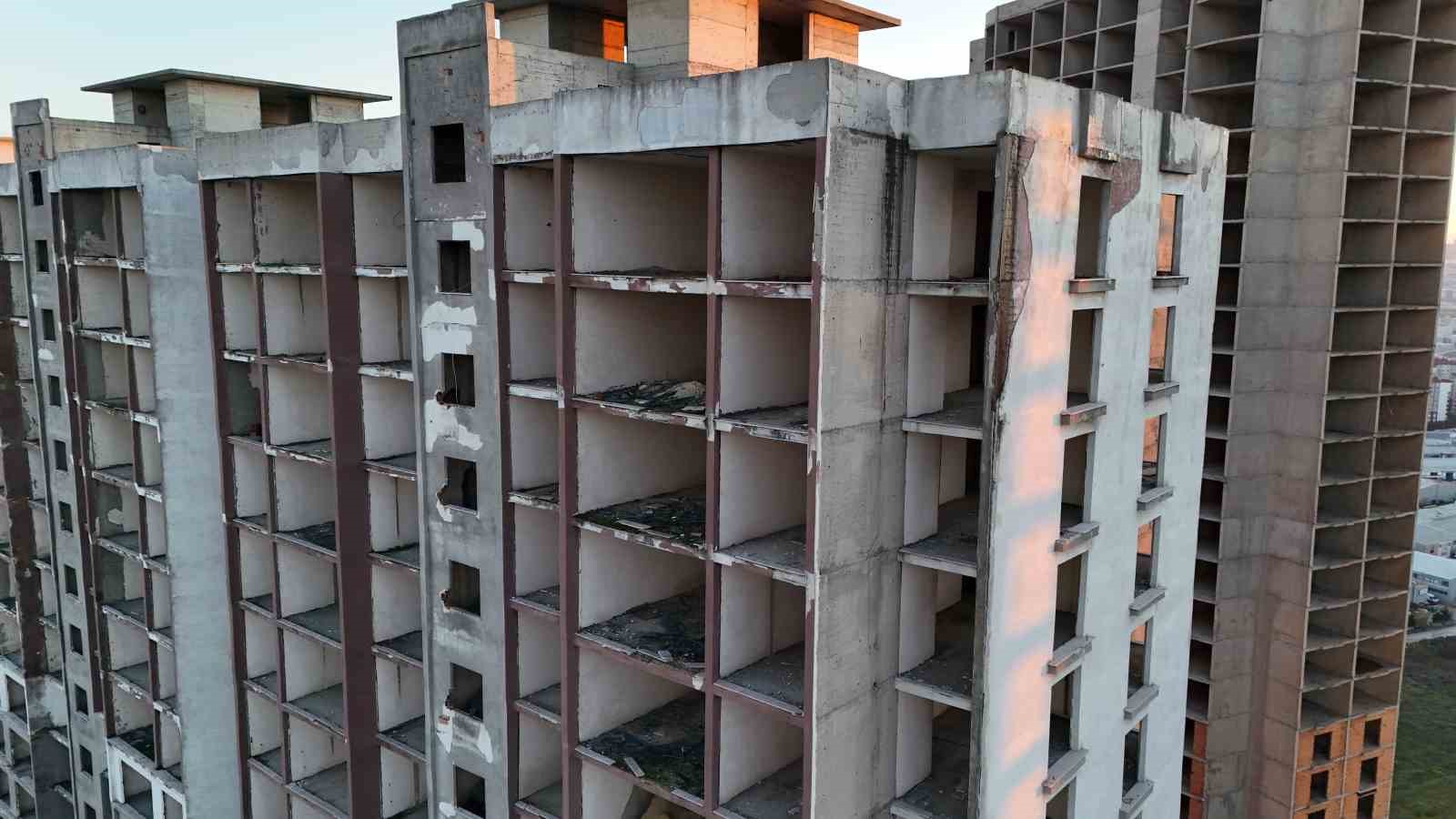 İstanbul’un gökdelen mezarlıkları Esenyurt’ta havadan görüntülendi
İstanbul’un gökdelen mezarlıkları Esenyurt’ta havadan görüntülendi