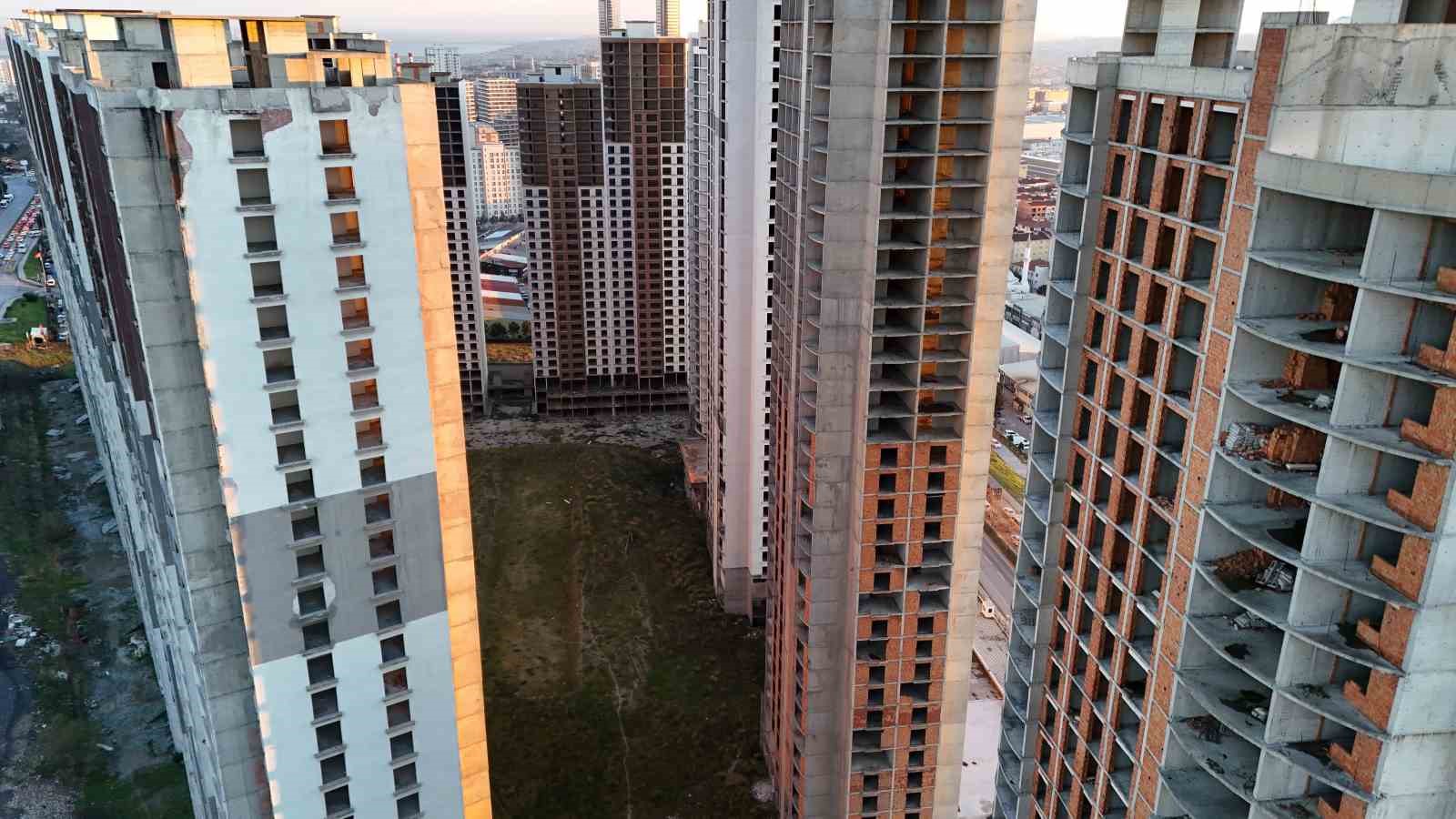 İstanbul’un gökdelen mezarlıkları Esenyurt’ta havadan görüntülendi
İstanbul’un gökdelen mezarlıkları Esenyurt’ta havadan görüntülendi