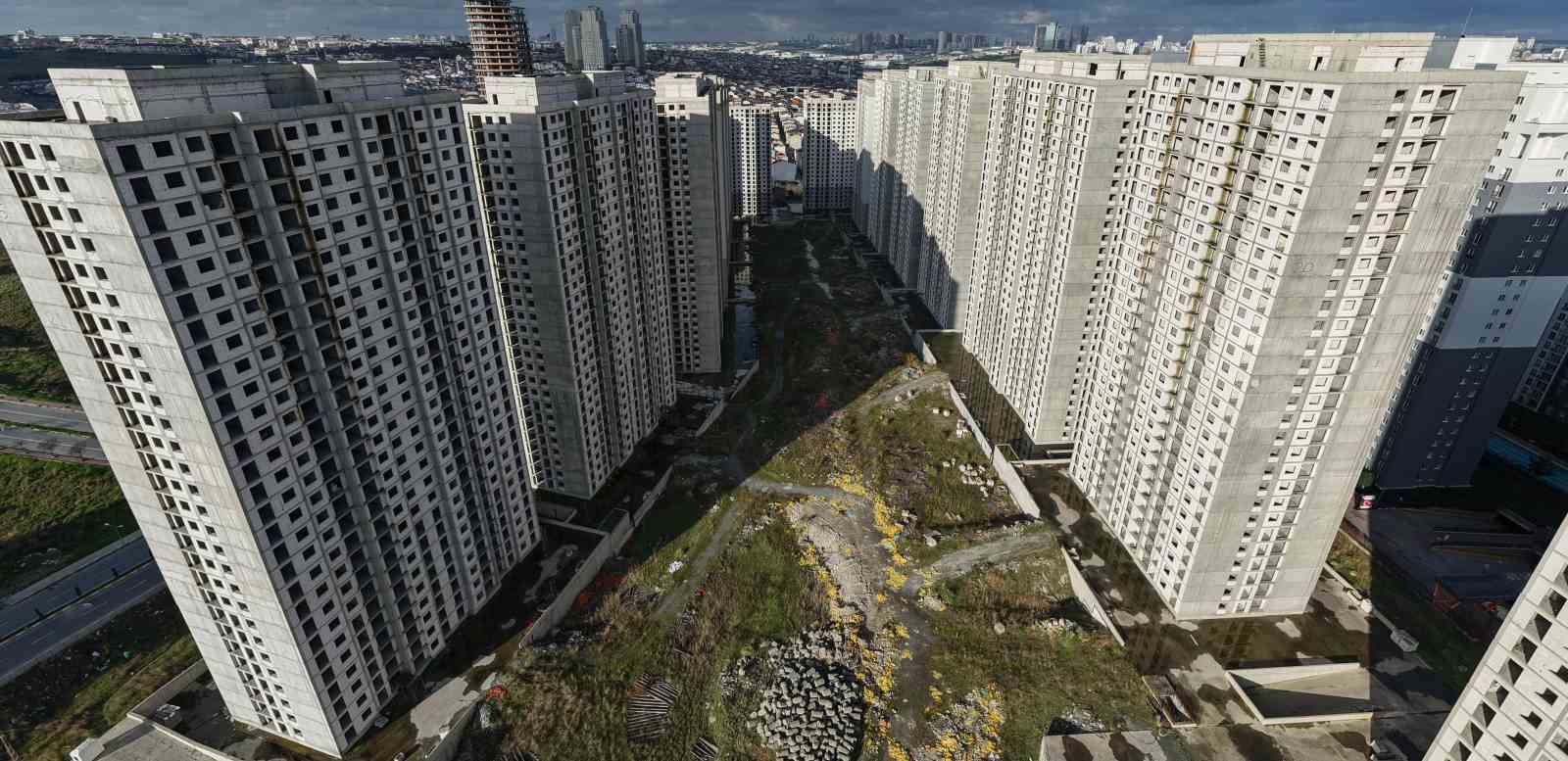 İstanbul’un gökdelen mezarlıkları Esenyurt’ta havadan görüntülendi
İstanbul’un gökdelen mezarlıkları Esenyurt’ta havadan görüntülendi