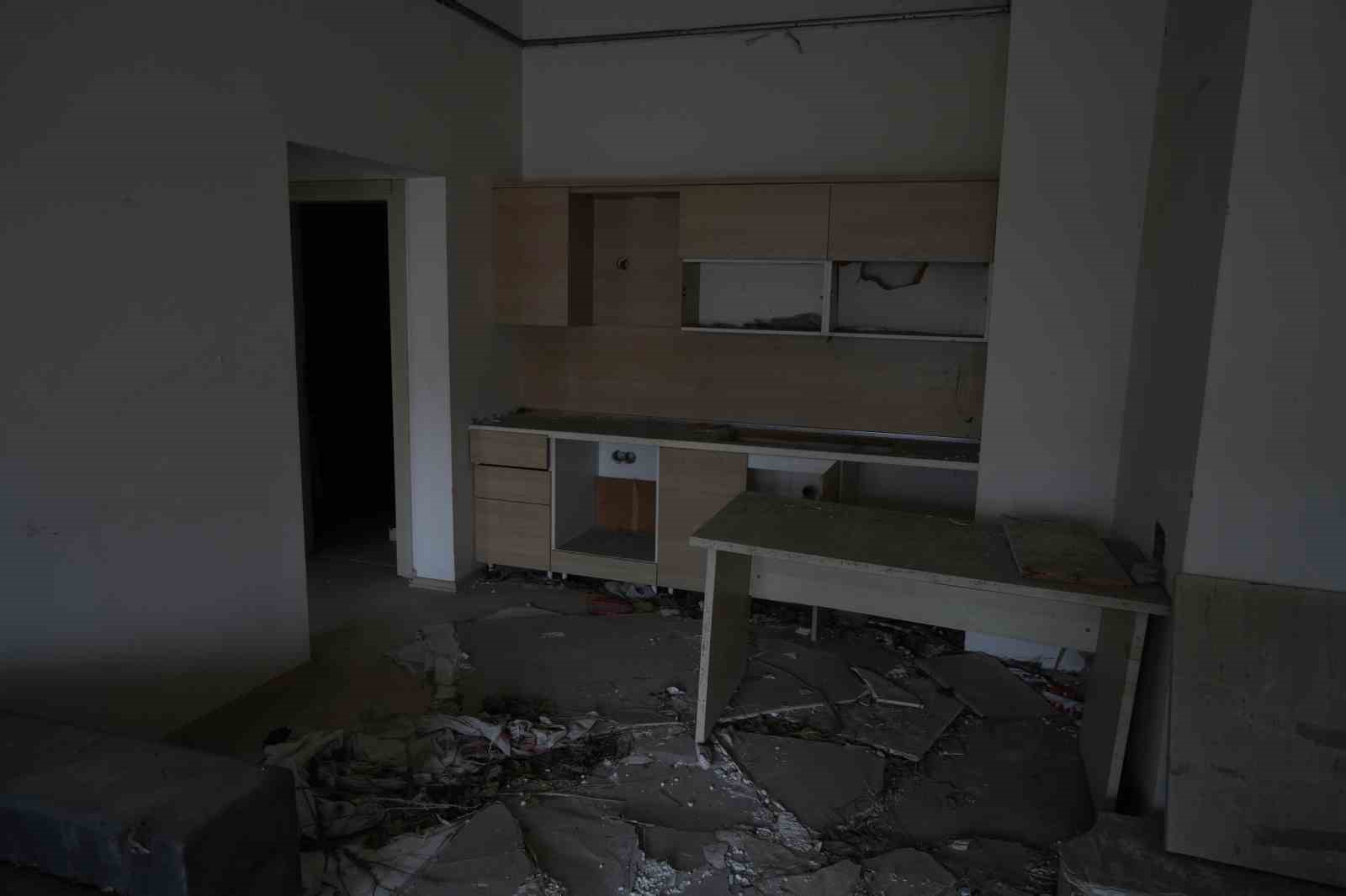 İstanbul’un gökdelen mezarlıkları Esenyurt’ta havadan görüntülendi
İstanbul’un gökdelen mezarlıkları Esenyurt’ta havadan görüntülendi