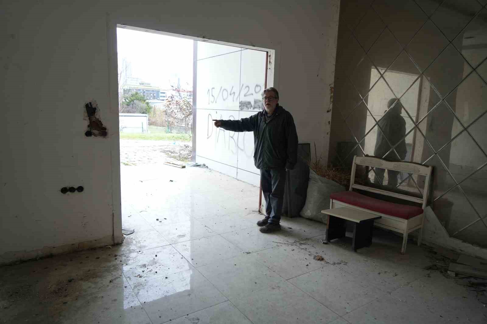 İstanbul’un gökdelen mezarlıkları Esenyurt’ta havadan görüntülendi
İstanbul’un gökdelen mezarlıkları Esenyurt’ta havadan görüntülendi