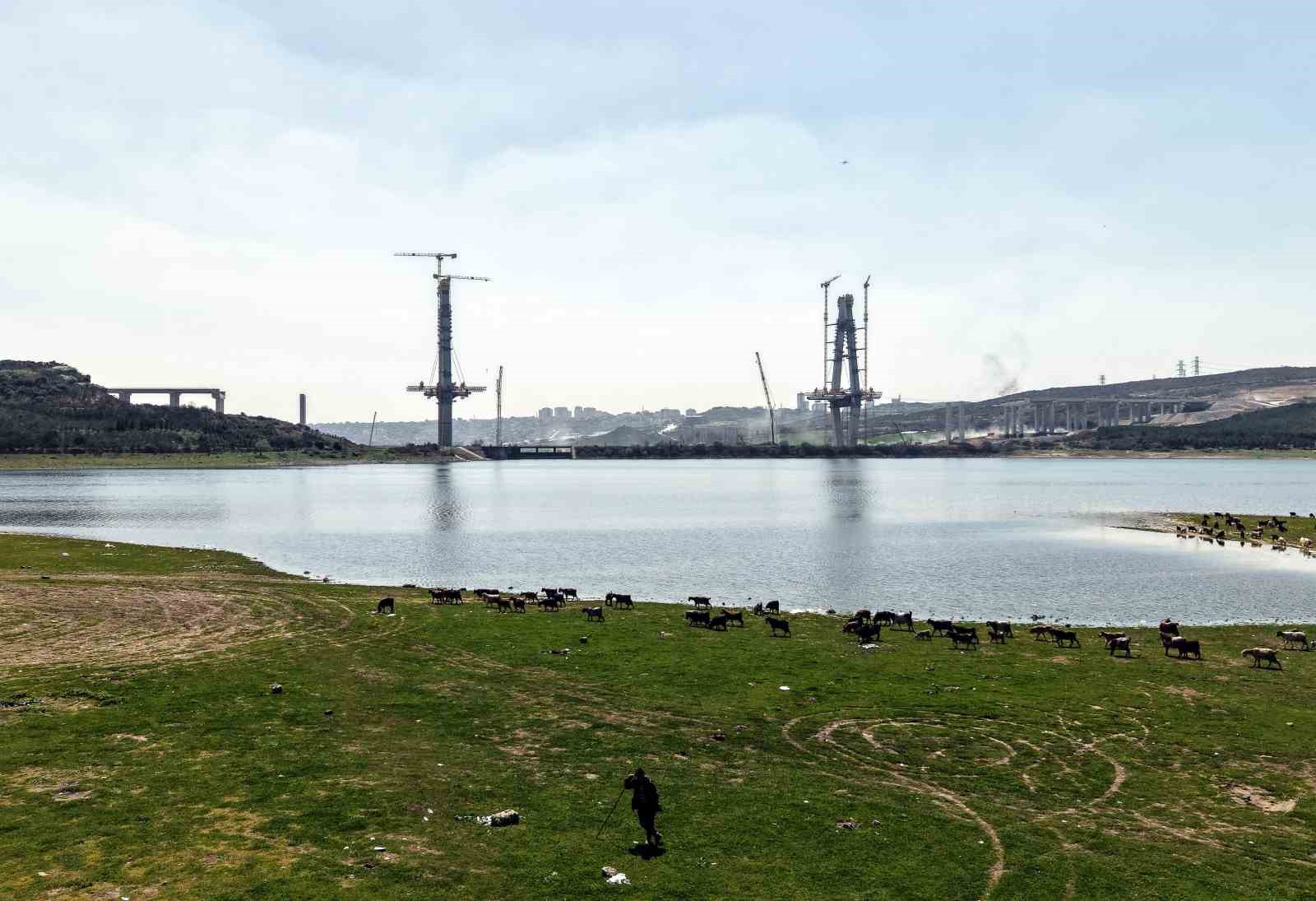 İstanbul’un yeni yüzü; köprü yükselirken keçiler merada
İstanbul’un yeni yüzü; köprü yükselirken keçiler merada