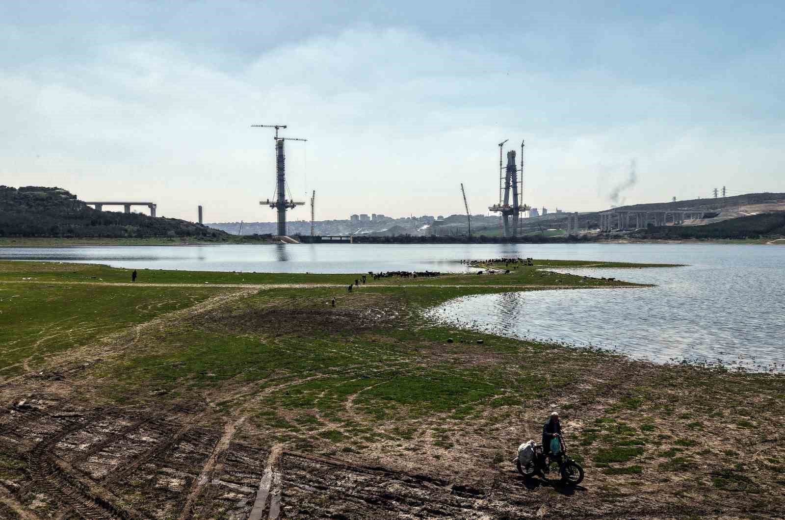 İstanbul’un yeni yüzü; köprü yükselirken keçiler merada
İstanbul’un yeni yüzü; köprü yükselirken keçiler merada