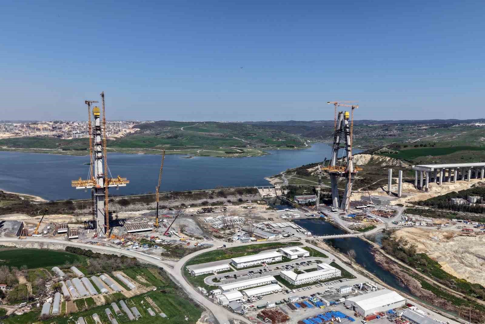 İstanbul’un yeni yüzü; köprü yükselirken keçiler merada
İstanbul’un yeni yüzü; köprü yükselirken keçiler merada