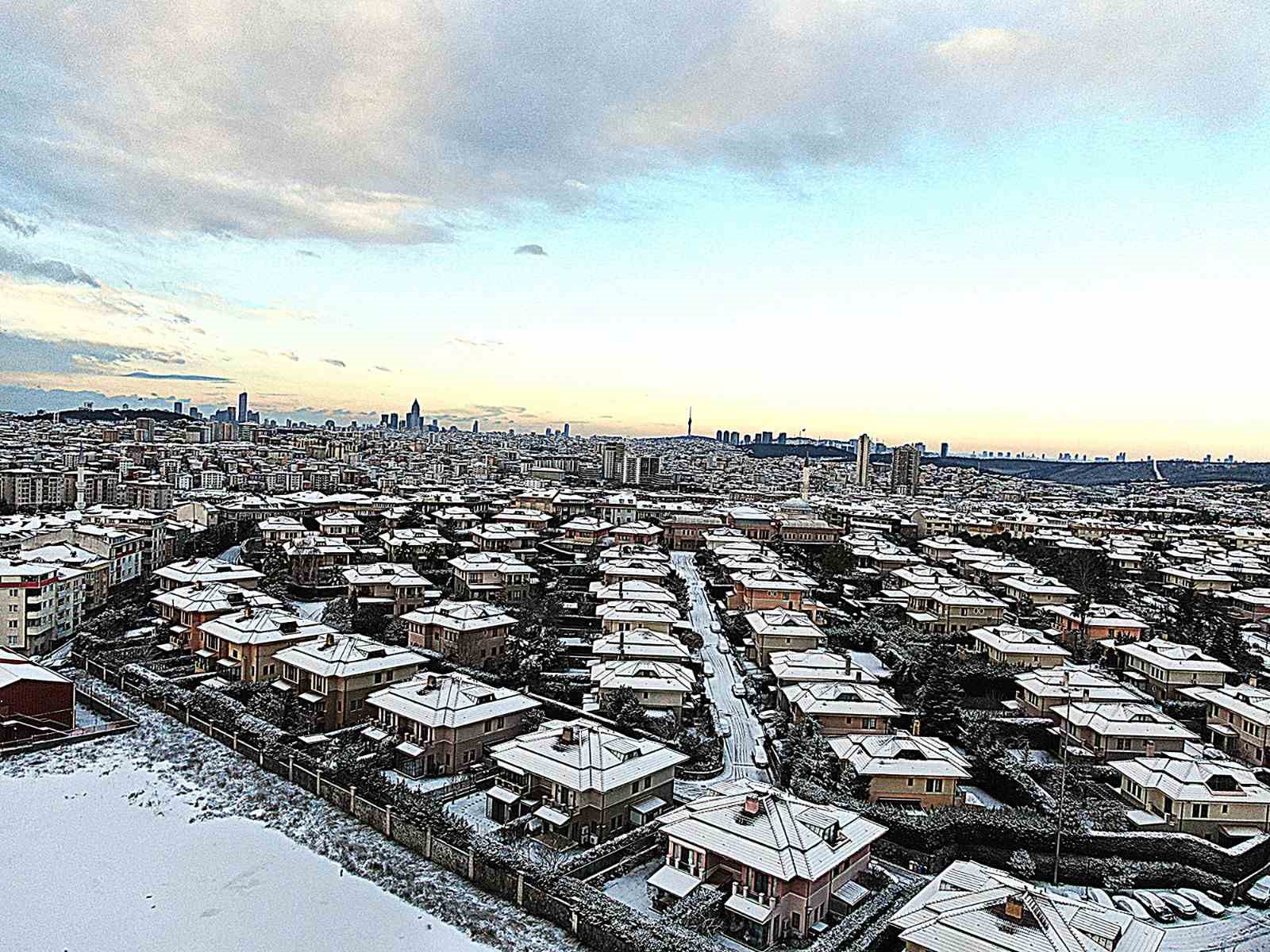 İstanbul’un yüksek kesimleri beyaza büründü
