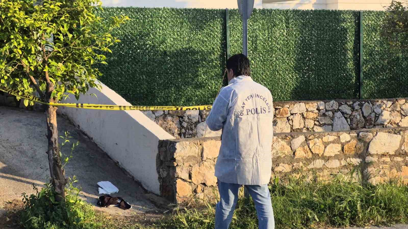 İşten dönen kadına bahçede bıçaklı saldırı
