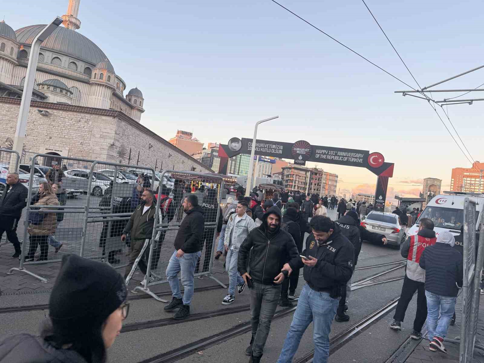 İstiklal caddesi girişinde yoğun güvenlik önlemi

